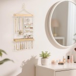 Mkono Hängender Schmuck-Organizer, wandmontierter Ohrringhalter, Halskettenhalter aus Metall, Holzregal mit 55 Löchern und 7 Haken, Präsentationsständer zur Aufbewahrung von Armbändern, Ringen, Ohrsteckern, Zubehör, Damenschlafzimmerdekoration