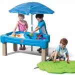 Step2 Cascading Cove Sand- und Wassertisch, sensorisches Aktivitätsspielset für Kinder, kommt mit Regenschirm, sommerlichem Outdoor-Spielzeug, 7-teiligem Spielzeugzubehör, für Kleinkinder ab 1,5 Jahren