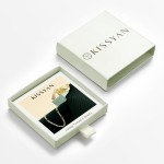 KissYan Halskette mit Anfangsbuchstaben-Anhänger für Männer und Frauen, 14 Karat vergoldet, quadratische Hauptstadt-Monogramm-Halskette, Alphabete von A–Z, Figaro-Kettenschmuck KissYan Halskette mit Anfangsbuchstaben-Anhänger für Männer und Frauen, 14 Karat vergoldet, quadratische Hauptstadt-Monogramm-Halskette, Alphabete von A–Z, Figaro-Kettenschmuck