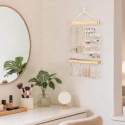 Mkono Hängender Schmuck-Organizer, wandmontierter Ohrringhalter, Halskettenhalter aus Metall, Holzregal mit 55 Löchern und 7 Haken, Präsentationsständer zur Aufbewahrung von Armbändern, Ringen, Ohrsteckern, Zubehör, Damenschlafzimmerdekoration